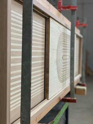 MUEBLE BAJO TELEVISIÓN EN MADERAS NATURALES