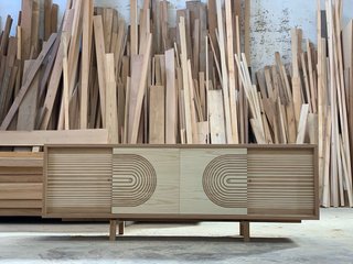 MUEBLE BAJO TELEVISIÓN EN MADERAS NATURALES
