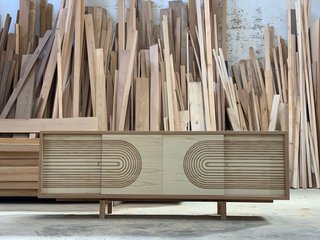 MUEBLE BAJO TELEVISIÓN EN MADERAS NATURALES