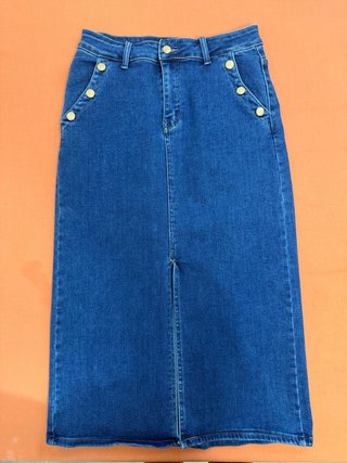 Falda vaquera midi con botones dorados