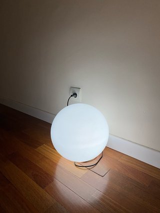 Lámpara de pie esférica