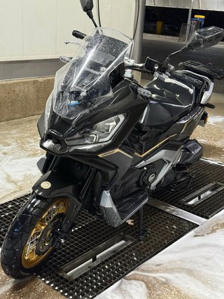 Maxi Scooter Negra y Dorada