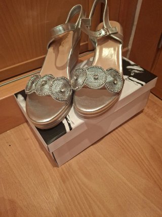 Sandalias cuña plateadas
