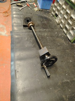 Husillo con volante de accionamiento