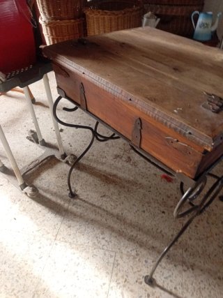 Pupitre antiguo madera y metal