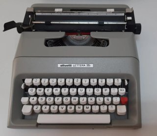 Máquina de escribir Olivetti Lettera 35, año 1990.