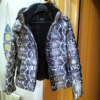 Abrigo Zara estampado serpiente completamente nuev