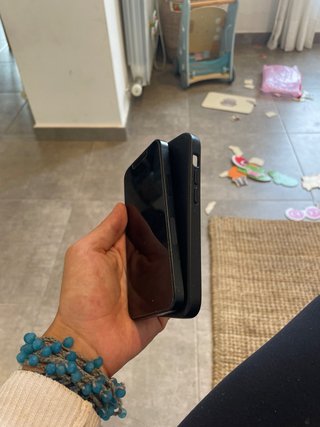 iPhone 13 mini - Carcasa trasera y botón rotos.