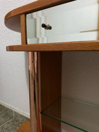 Mueble recibidor de madera y cristal