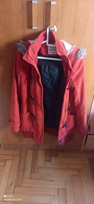 Trenca roja con capucha y pelo