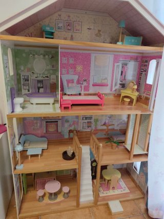 Casa de muñecas con accesorios