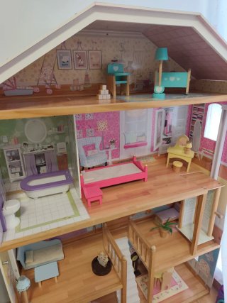 Casa de muñecas con accesorios