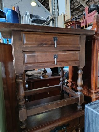 Mesa de madera marrón con cajones