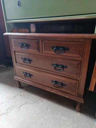 Mesa de madera marrón con cajones