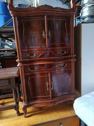 Mesa de madera marrón con cajones