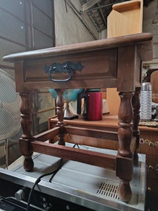 Mesa de madera marrón con cajones