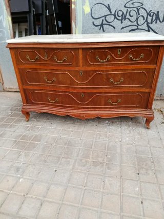 Mesa de madera marrón con cajones