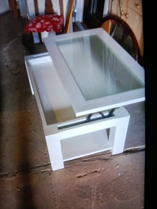 Mesa de madera marrón con cajones