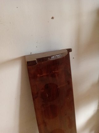Estantería madera antigua pared
