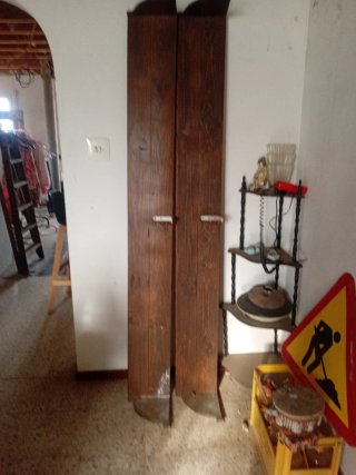 Estantería madera antigua pared