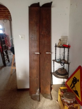 Estantería madera antigua pared