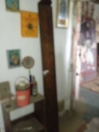 Estantería madera antigua pared