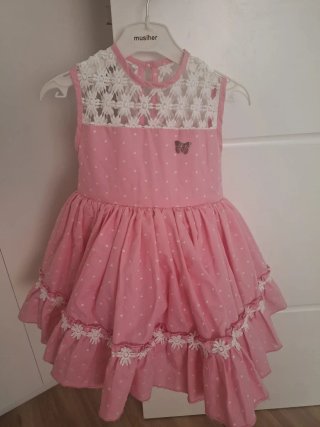 Vestido  alta costura. rosa con lunares y mariposa
