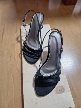 Sandalias Beira Rio Tacón Negras con Detalles Plat