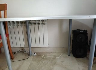 Tavolo da ufficio bianco e grigio
