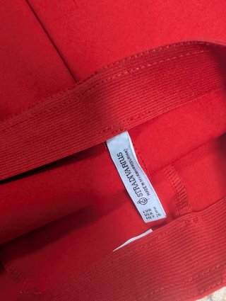 Falda mini Stradivarius roja con abertura