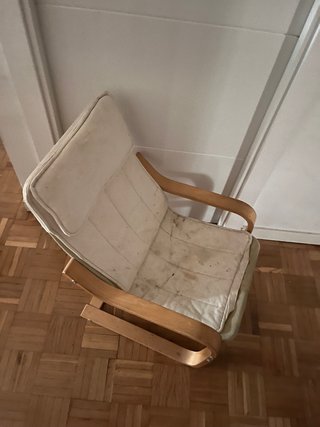 Mecedora infantil de madera y tela.