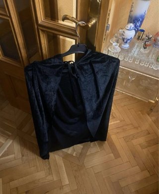 Capa negra de terciopelo