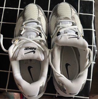 Zapatillas Nike plateadas y blancas