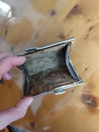 Monedero vintage gris y rojo