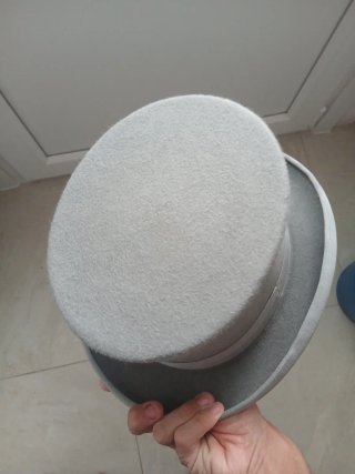 Sombrero de copa gris