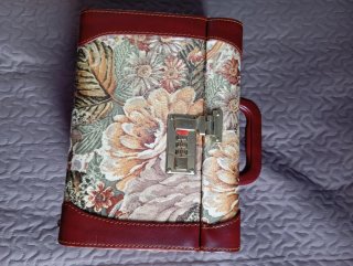 Baúl decorativo con cerradura y asa