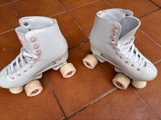 Patines de 4 ruedas blancos y rosas