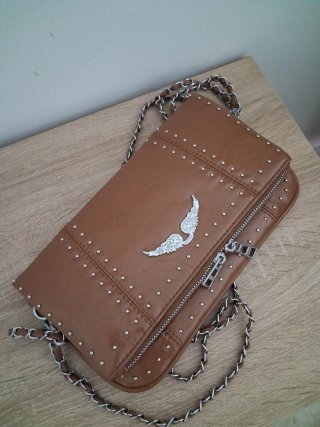 Bolso de mujer marrón con cadena