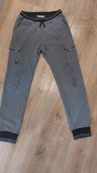 Pantalón deportivo gris talla 12 años