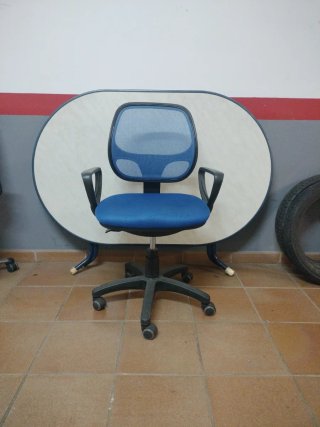 Silla de oficina azul y negra