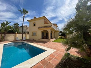 Chalet en alquiler en Costabella en Marbella