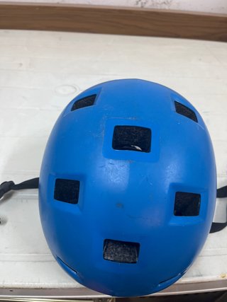 Casco de bicicleta azul