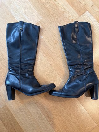 Botas altas de cuero negras