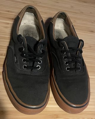 Zapatillas Vans Negras con Suela Marrón