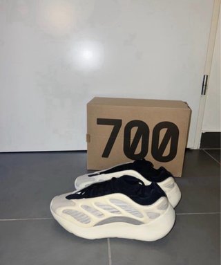 Yeezy 700 V3 blancas — talla 43