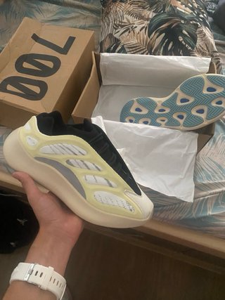 Yeezy 700 V3 blancas — talla 42