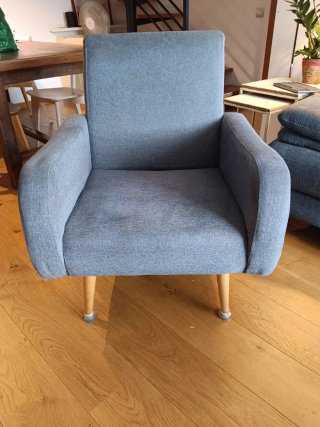 Sillón de tela gris
