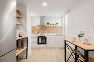 Piso en venta en La Goleta - San Felipe Neri en Málaga