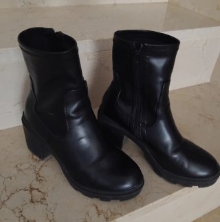Botines Negros de Tacón Ancho