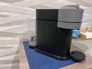 Cafetera Nespresso Negra y Gris